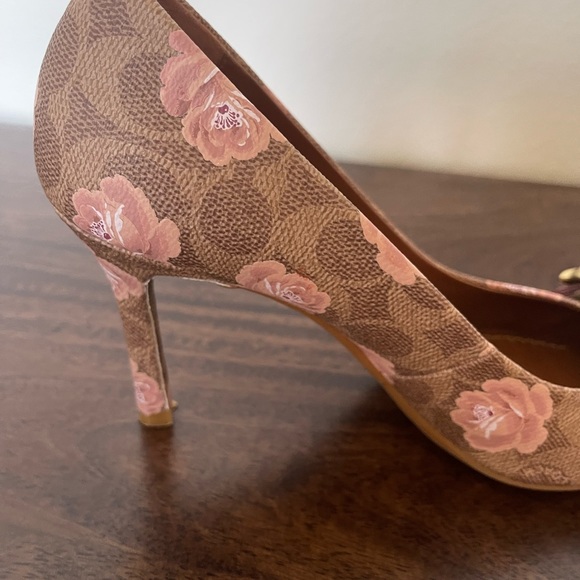 Coach Pumps! - Picture 4 of 4